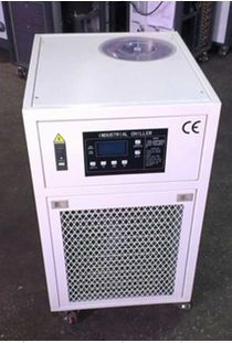 小型冷水机常用辅助配件详解与其技术核心——以深圳市龙新制冷设备为例